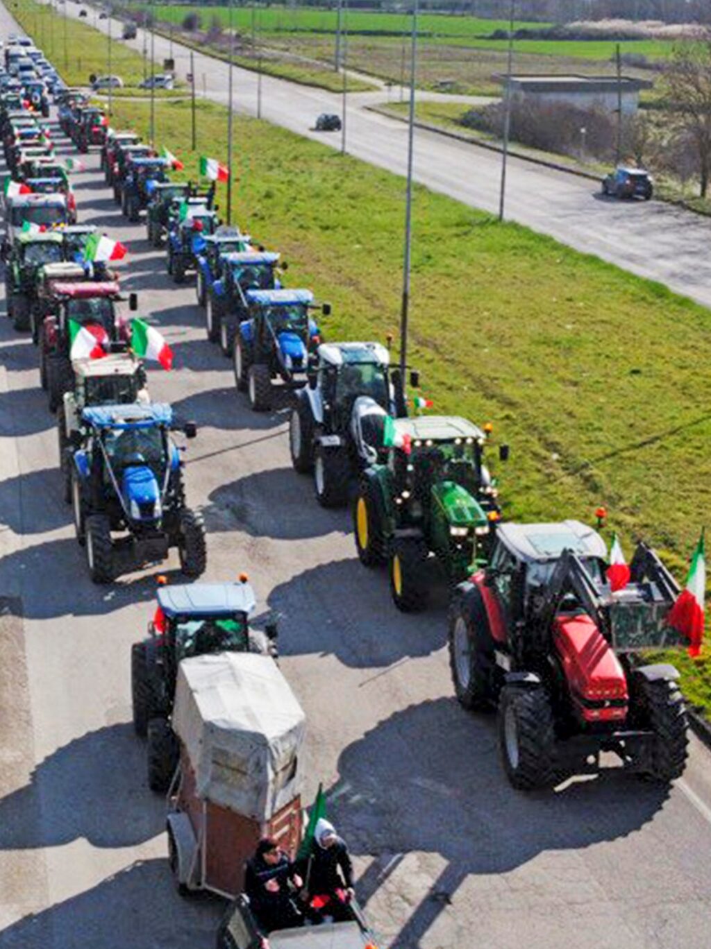 Anche una bara per la protesta dei trattori nell'Avellinese